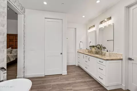 Bath - 4937 E Rockridge Rd, Phoenix, AZ 85018 photo 3 of 4
