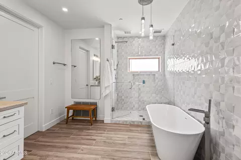 Bath - 4937 E Rockridge Rd, Phoenix, AZ 85018 photo 4 of 4