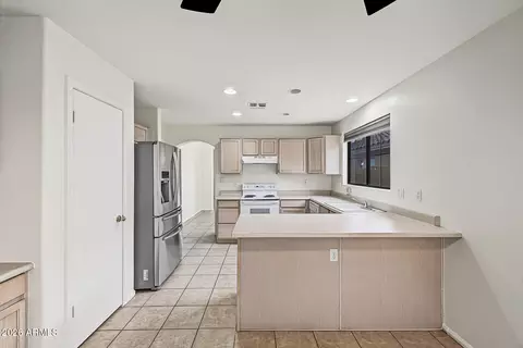 Kitchen - 3357 E Blackhawk Dr, Phoenix, AZ 85050 photo 3 of 4