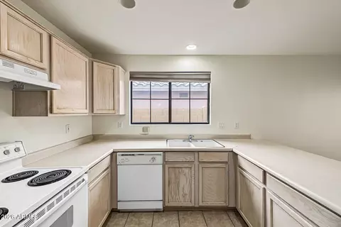Kitchen - 3357 E Blackhawk Dr, Phoenix, AZ 85050 photo 1 of 4