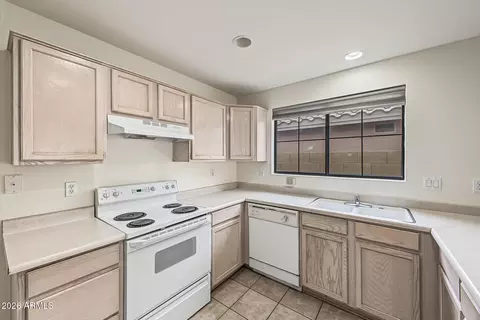 Kitchen - 3357 E Blackhawk Dr, Phoenix, AZ 85050 photo 2 of 4