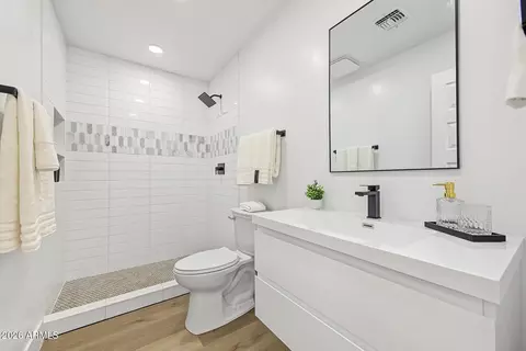 Bath - 7727 W Weldon Ave, Phoenix, AZ 85033 photo 1 of 1