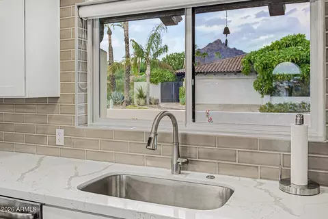 Kitchen - 3169 E Berridge Ln, Phoenix, AZ 85016 photo 4 of 8