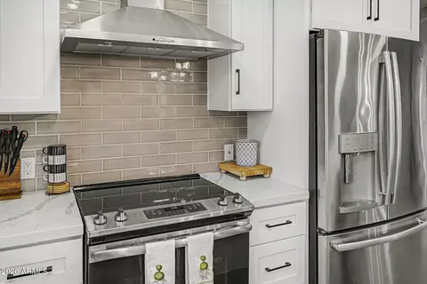 Kitchen - 3169 E Berridge Ln, Phoenix, AZ 85016 photo 5 of 8