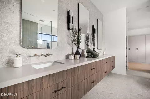 Bath - 4165 E Saint Joseph Way, Phoenix, AZ 85018 photo 7 of 9