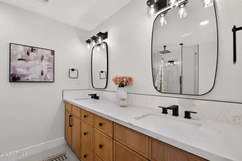 Bath - 1127 E Watson Dr, Tempe, AZ 85283 photo 1 of 7