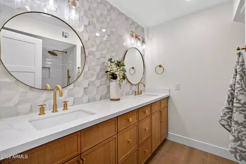 Bath - 1127 E Watson Dr, Tempe, AZ 85283 photo 5 of 7