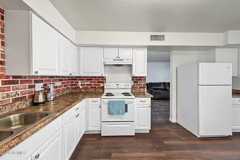 Kitchen - 4211 E Vineyard Rd, Phoenix, AZ 85042 photo 3 of 4