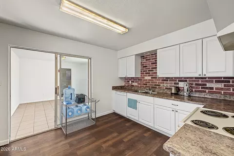 Kitchen - 4211 E Vineyard Rd, Phoenix, AZ 85042 photo 4 of 4