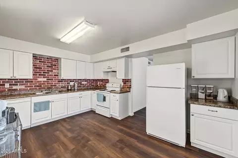 Kitchen - 4211 E Vineyard Rd, Phoenix, AZ 85042 photo 2 of 4