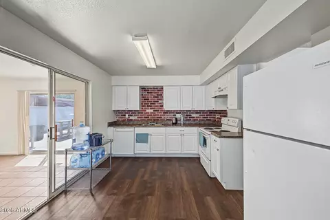 Kitchen - 4211 E Vineyard Rd, Phoenix, AZ 85042 photo 1 of 4