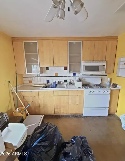 Kitchen - 2001 W Whitton Ave, Phoenix, AZ 85015 photo 1 of 2