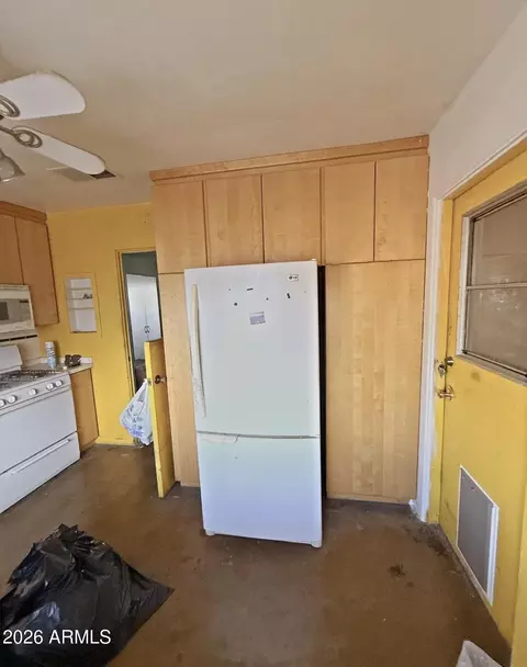 Kitchen - 2001 W Whitton Ave, Phoenix, AZ 85015 photo 2 of 2