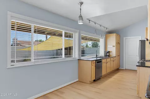 Kitchen - 2427 E Del Rio Dr, Tempe, AZ 85282 photo 6 of 8