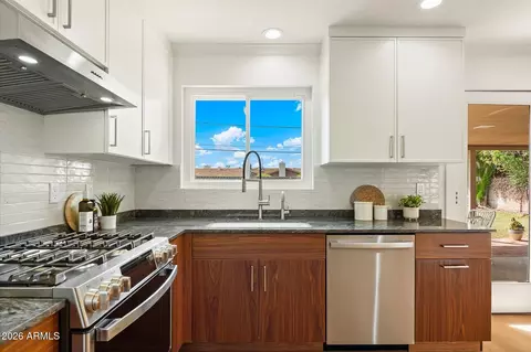 Kitchen - 1637 E Sierra Vista Dr, Phoenix, AZ 85016 photo 3 of 4