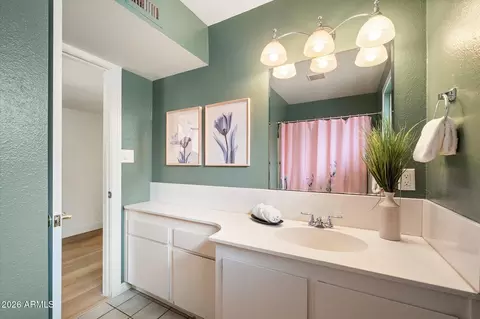 Bath - 1637 E Sierra Vista Dr, Phoenix, AZ 85016 photo 2 of 2