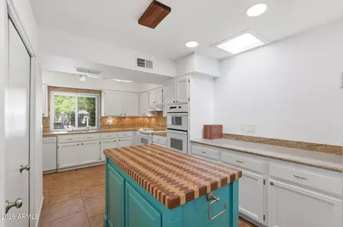Kitchen - 1915 E Linger Ln, Phoenix, AZ 85020 photo 2 of 4