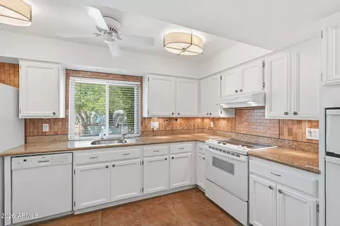 Kitchen - 1915 E Linger Ln, Phoenix, AZ 85020 photo 1 of 4