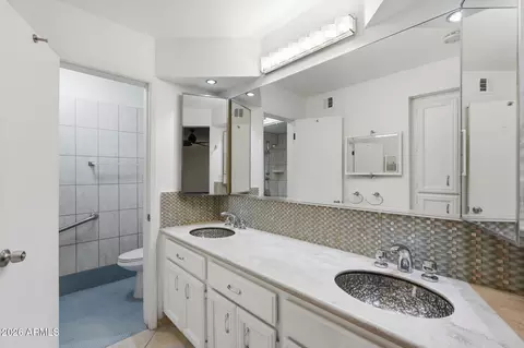 Bath - 1915 E Linger Ln, Phoenix, AZ 85020 photo 1 of 5