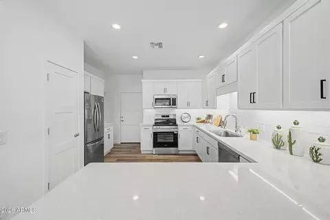 Kitchen - 2041 E Michigan Ave #2, Phoenix, AZ 85022 photo 3 of 5