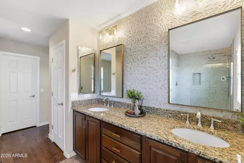 Bath - 3653 E Zachary Dr, Phoenix, AZ 85050 photo 1 of 3