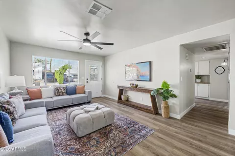 Living - 2015 E Vista Dr, Phoenix, AZ 85022 photo 2 of 2