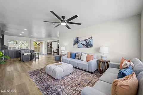 Living - 2015 E Vista Dr, Phoenix, AZ 85022 photo 1 of 2