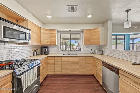 Kitchen - 1918 E Inca Cir, Mesa, AZ 85203 photo 2 of 3