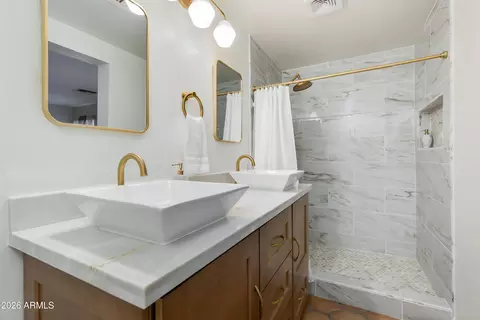 Bath - 2610 W Romley Rd, Phoenix, AZ 85041 photo 2 of 3