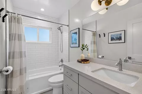 Bath - 2734 E Highland Ave, Phoenix, AZ 85016 photo 4 of 5