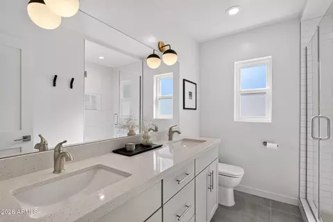 Bath - 2734 E Highland Ave, Phoenix, AZ 85016 photo 1 of 5