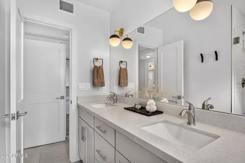 Bath - 2734 E Highland Ave, Phoenix, AZ 85016 photo 2 of 5