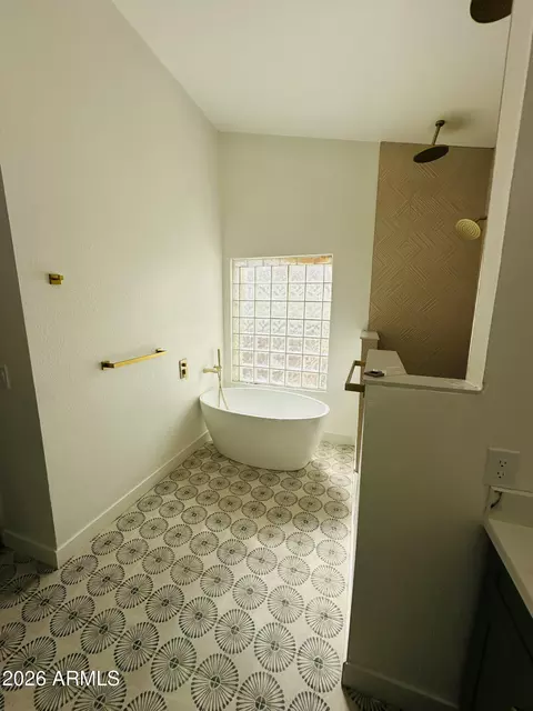 Bath - 817 E Acoma Dr, Phoenix, AZ 85022 photo 2 of 3