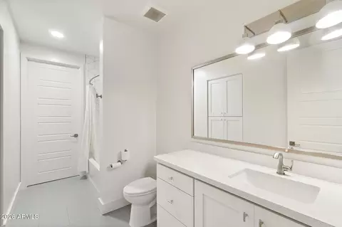 Bath - 5250 E Deer Valley Dr #303, Phoenix, AZ 85054 photo 3 of 5
