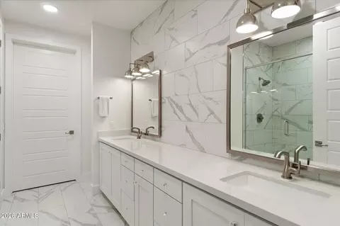 Bath - 5250 E Deer Valley Dr #303, Phoenix, AZ 85054 photo 1 of 5
