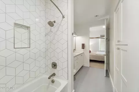 Bath - 5250 E Deer Valley Dr #303, Phoenix, AZ 85054 photo 4 of 5