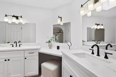 Bath - 16449 N 29th Ln, Phoenix, AZ 85053 photo 2 of 4