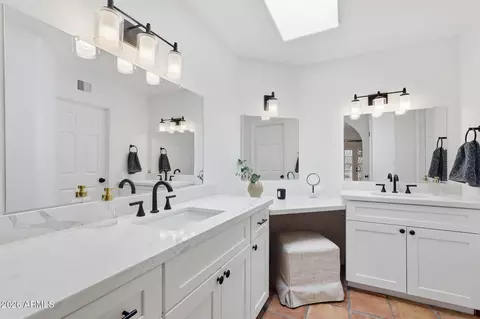 Bath - 16449 N 29th Ln, Phoenix, AZ 85053 photo 1 of 4