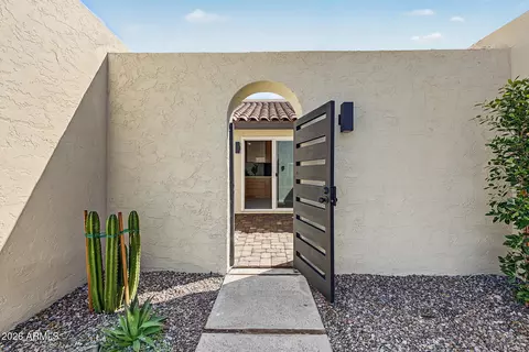 Exterior - 5621 N Palacio Pl, Phoenix, AZ 85014 photo 3 of 11