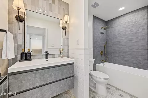 Bath - 5621 N Palacio Pl, Phoenix, AZ 85014 photo 2 of 2