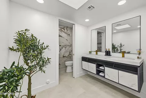 Bath - 5621 N Palacio Pl, Phoenix, AZ 85014 photo 1 of 2