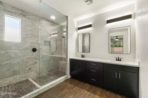 Bath - 5622 S 28th St, Phoenix, AZ 85040 photo 1 of 2