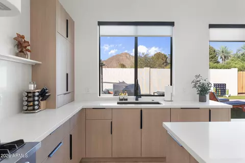 Kitchen - 4546 E Campbell Ave, Phoenix, AZ 85018 photo 3 of 5