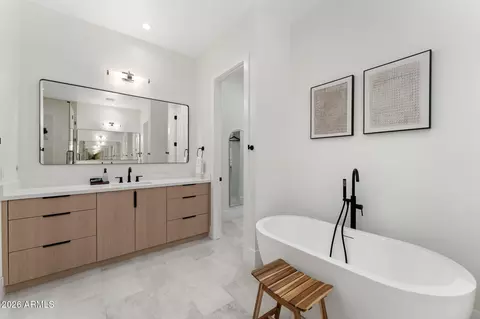 Bath - 4546 E Campbell Ave, Phoenix, AZ 85018 photo 3 of 7