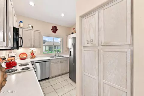 Kitchen - 1873 E Peach Tree Dr, Chandler, AZ 85249 photo 3 of 5