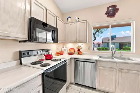 Kitchen - 1873 E Peach Tree Dr, Chandler, AZ 85249 photo 4 of 5