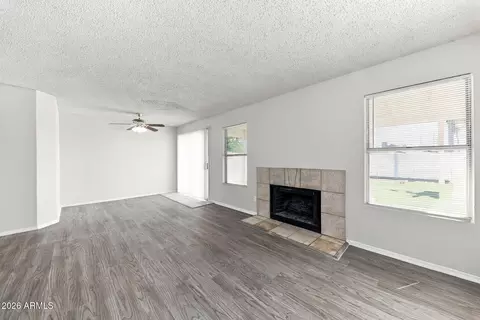 Living - 1401 E Kerry Ln, Phoenix, AZ 85024 photo 1 of 6
