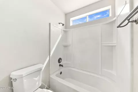 Bath - 1401 E Kerry Ln, Phoenix, AZ 85024 photo 2 of 4