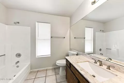 Bath - 1401 E Kerry Ln, Phoenix, AZ 85024 photo 4 of 4