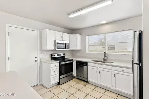 Kitchen - 1401 E Kerry Ln, Phoenix, AZ 85024 photo 2 of 3